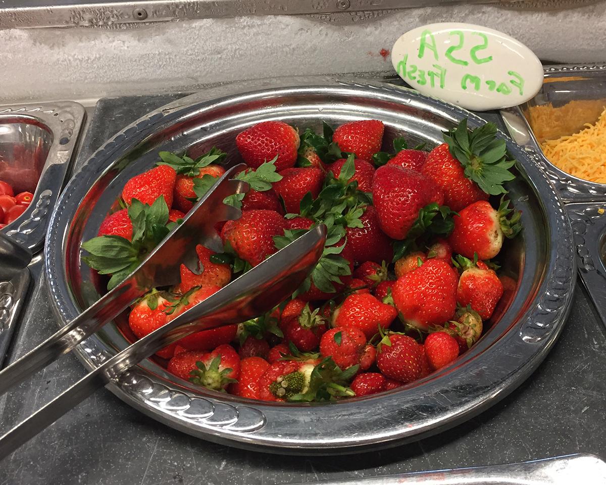 SSA农场的新鲜草莓在沙拉吧台上